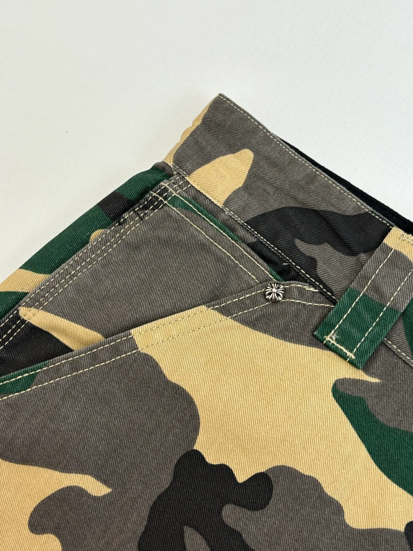 P500 Chrome Heart*/Chrome Heart CH leather camouflage shorts were purchased and developed from a Los Angeles agent for US$2,980. This style is made of custom-made military canvas fabric, restored 1:1 according to the original model, and printed with camouflage patterns. The customization period for the hem sex pattern stamp is 20 days, the minimum order is 1800 pieces, and the color plate is matched. The hardware buckles are all made of electroplated 925 silver material, the weight is perfectly restored, and they are aged and oxidized to black.  Size：S/M/L/XL
